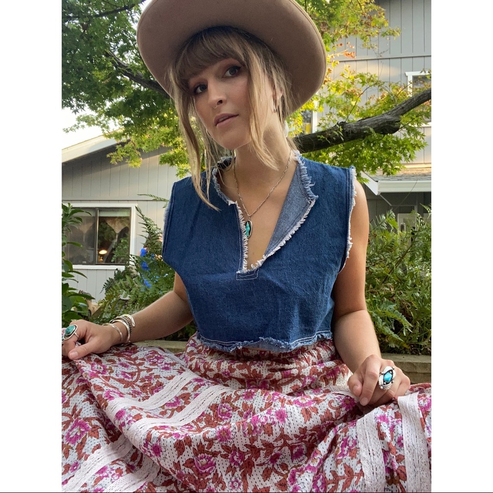 The sweetest frayed denim crop